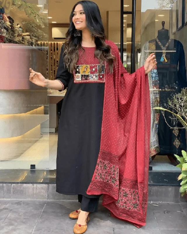 Aastha Fashion Women's Printed Banana Silk Black Kurti With Pant And Dupatta By Srf Jaipur Relaxed High-Waist Trousers Aastha Fashion Women's Printed Banana Silk Black Kurti With Pant And Dupatta By Srf Jaipur Relaxed High-Waist Trousers